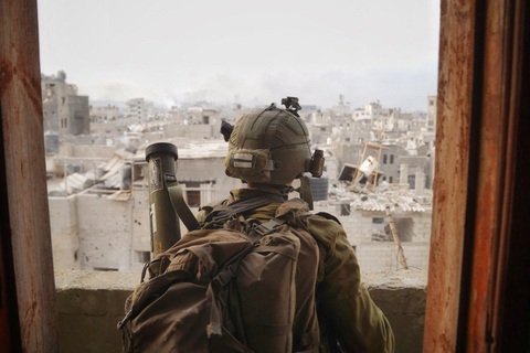 Nhà Trắng bác tin Israel, Hamas đồng ý ngừng bắn - Ảnh 1. Binh sĩ Israel tại Dải Gaza ngày 18-11 - Ảnh: REUTERS