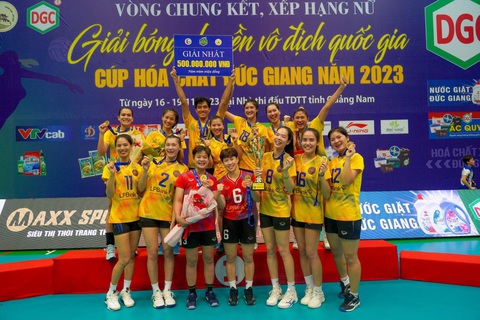 Bích Tuyền tỏa sáng, Ninh Bình LP Bank lần đầu vô địch bóng chuyền nữ quốc gia - Ảnh 1. Niềm vui vô địch của đội Ninh Bình LP Bank - Ảnh: H.T