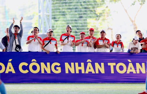Những CĐV đầy màu sắc tại chung kết Giải bóng đá công nhân - Ảnh 1. Nhóm CĐV của Công đoàn Dầu khí Việt Nam đi hơn 3 tiếng từ Vũng Tàu để cổ vũ đội nhà trong trận chung kết - Ảnh: NGUYÊN KHÔI