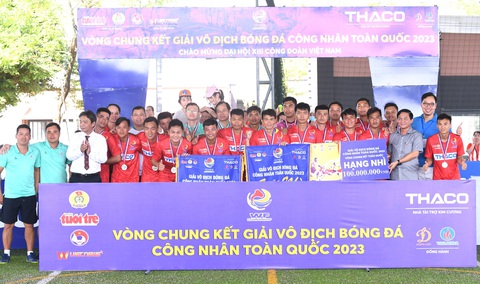 Hải Phòng vô địch Giải bóng đá công nhân toàn quốc 2023 - Ảnh 9. Ông Hoàng Đạo Cương (áo trắng), thứ trưởng Bộ Văn hóa, Thể thao và Du lịch, trao thưởng cho đội Dầu khí Việt Nam - đội hạng nhì