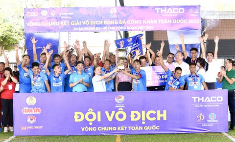 Hải Phòng vô địch Giải bóng đá công nhân toàn quốc 2023 - Ảnh 6. Nhà vô địch Hải Phòng nhận cúp từ ông Phạm Tất Thắng, ủy viên Ban Chấp hành Trung ương Đảng, phó trưởng Ban Thường trực Ban Dân vận Trung ương