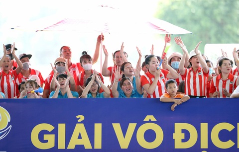Hải Phòng vô địch Giải bóng đá công nhân toàn quốc 2023 - Ảnh 11. Người hâm mộ cuồng nhiệt tại Giải vô địch bóng đá công nhân toàn quốc