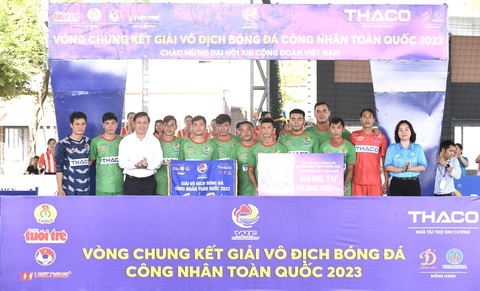 Hải Phòng vô địch Giải bóng đá công nhân toàn quốc 2023 - Ảnh 8. Ông Trần Anh Tú (áo trắng) - phó chủ tịch Liên đoàn Bóng đá Việt Nam - trao hạng Tư cho đội Công đoàn SAWACO