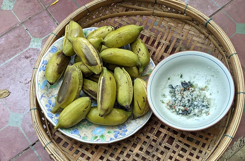 Món chuối cau luộc khi chuối còn sống, lột vỏ chấm muối ớt, đơn giản mà ngon một cách thân thương - Ảnh: MINH PHÚC Món chuối cau luộc khi chuối còn sống, lột vỏ chấm muối ớt, đơn giản mà ngon một cách thân thương - Ảnh: MINH PHÚC