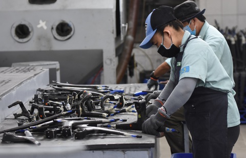 Dù khó khăn nhưng nhiều doanh nghiệp cho biết sẽ cố gắng duy trì lương, thưởng Tết cho công nhân. Trong ảnh: công nhân làm việc tại Công ty TNHH Cự Thành, tỉnh Đồng Nai - Ảnh: A LỘC Dù khó khăn nhưng nhiều doanh nghiệp cho biết sẽ cố gắng duy trì lương, thưởng Tết cho công nhân. Trong ảnh: công nhân làm việc tại Công ty TNHH Cự Thành, tỉnh Đồng Nai - Ảnh: A LỘC