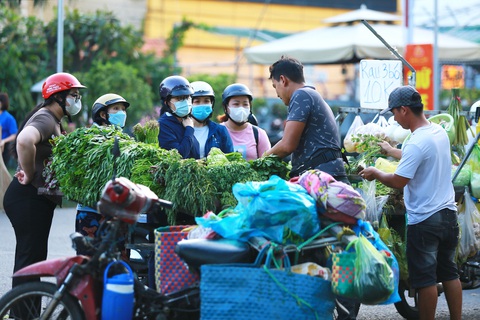 Kinh tế khó khăn, người lao động tiết kiệm để trang trải cuộc sống. Trong ảnh: công nhân Khu chế xuất Tân Thuận (quận 7, TP.HCM) đi chợ lề đường sau giờ tan ca - Ảnh: PH.QUYÊN Kinh tế khó khăn, người lao động tiết kiệm để trang trải cuộc sống. Trong ảnh: công nhân Khu chế xuất Tân Thuận (quận 7, TP.HCM) đi chợ lề đường sau giờ tan ca - Ảnh: PH.QUYÊN