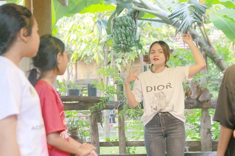 Cô H Bin Kuan hướng dẫn các em học sinh phát âm - Ảnh: THẾ THẾ Cô H Bin Kuan hướng dẫn các em học sinh phát âm - Ảnh: THẾ THẾ