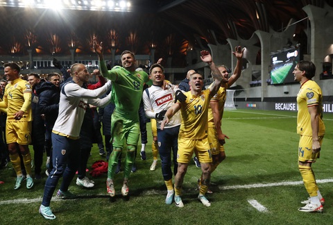 Tin tức thể thao sáng 19-11: Romania, Thụy Sĩ giành vé dự Euro 2024; Tiger Woods trở lại thi đấu - Ảnh 1. Niềm vui của tuyển Romania sau khi giành vé dự VCK Euro 2024 - Ảnh: REUTERS