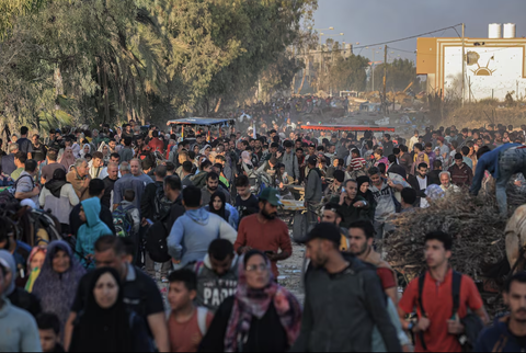 Bệnh viện Al Shifa tại Dải Gaza gấp rút sơ tán - Ảnh 1. Người dân Palestine tại miền bắc Dải Gaza sơ tán xuống phía nam trong ngày 18-11 - Ảnh: WASHINGTON POST