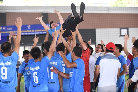 Công đoàn Hải Phòng – đội bóng đẹp mắt nhất giải bóng đá công nhân - Ảnh 7. Ông Nguyễn Văn Phiệt được toàn đội công kênh sau chiến thắng ở chung kết