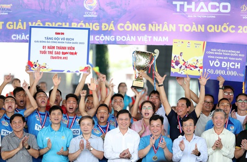 Chân dung nhà vô địch giải bóng đá công nhân: Công đoàn Hải Phòng - Ảnh 9. Nhà vô địch Hải Phòng nhận cúp, huy chương vô địch từ ban tổ chức giải