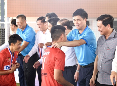 Hải Phòng vô địch Giải bóng đá công nhân toàn quốc 2023 - Ảnh 10. Ông Ngọ Duy Hiểu (áo xanh) - phó chủ tịch Tổng liên đoàn Lao động Việt Nam - trao thưởng cho đội Công đoàn Dầu khí Việt Nam - đội hạng nhì