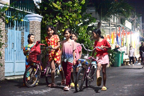 Sau giờ học mỗi tối của các em học sinh có hoàn cảnh khó khăn Sau giờ học mỗi tối của các em học sinh có hoàn cảnh khó khăn