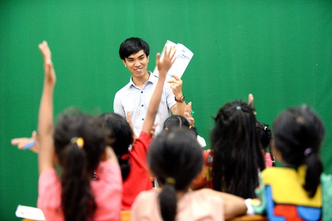 Thầy Cầm chia sẻ: “Ở lớp học tình thương hầu hết học trò rơi vào gia đình nghèo, khó khăn và không có đủ điều kiện theo học ở trường. Nhiều em không có gia đình khi còn đang ở độ tuổi rất nhỏ. Đến nay có những em đã học hết chương trình cấp II, cấp III và có em vào các trung tâm học nghề. Đó là động lực để hai vợ chồng gắn bó với lớp” Thầy Cầm chia sẻ: “Ở lớp học tình thương hầu hết học trò rơi vào gia đình nghèo, khó khăn và không có đủ điều kiện theo học ở trường. Nhiều em không có gia đình khi còn đang ở độ tuổi rất nhỏ. Đến nay có những em đã học hết chương trình cấp II, cấp III và có em vào các trung tâm học nghề. Đó là động lực để hai vợ chồng gắn bó với lớp”