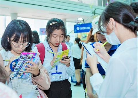 Tân sinh viên tìm hiểu các thông tin tại Ngày hội tân sinh viên 2023 ở Nhà văn hóa Sinh viên trong khu đô thị ĐH Quốc gia TP.HCM - Ảnh: Q.L. Tân sinh viên tìm hiểu các thông tin tại Ngày hội tân sinh viên 2023 ở Nhà văn hóa Sinh viên trong khu đô thị ĐH Quốc gia TP.HCM - Ảnh: Q.L.