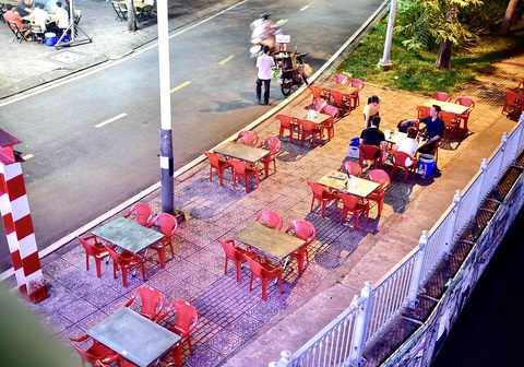 Quán nhậu trên đường Hoàng Sa, quận 1, TP.HCM vào tối 17-11 - Ảnh: T.T.D. Quán nhậu trên đường Hoàng Sa, quận 1, TP.HCM vắng khách - Ảnh: T.T.D.