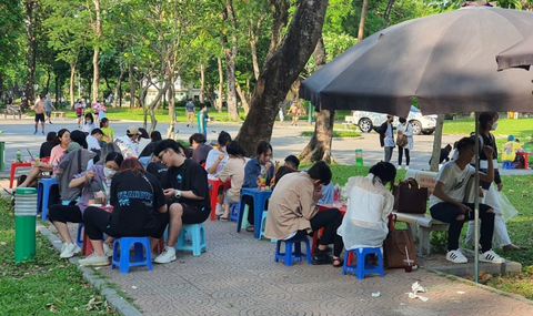 Tô tượng - trào lưu 'bình ổn' nhưng dễ gây giận hờn - Ảnh 1. Tô tượng ngoài đường, vỉa hè đang là trào lưu thú vị của giới trẻ (Ảnh minh họa)