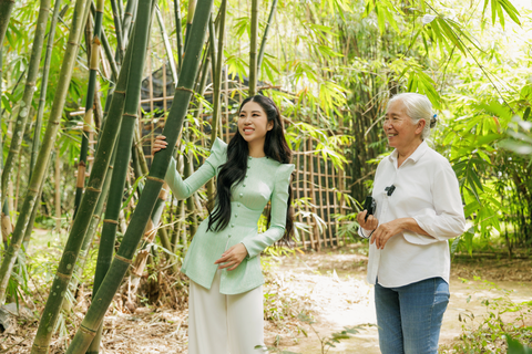 Hoa hậu Lan Anh giới thiệu Làng tre Phú An tại Miss Earth - Ảnh 1. Lan Anh thích thú khi nghe TS Diệp Thị Mỹ Hạnh - chủ tịch dự án Làng tre Phú An - giới thiệu về làng tre.