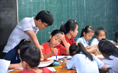 Vợ chồng thầy Cầm và cô Nhung đã dành nhiều công sức dạy dỗ các học trò nghèo mỗi tuần ba buổi (ảnh chụp năm 2020) Vợ chồng thầy Cầm và cô Nhung đã dành nhiều công sức dạy dỗ các học trò nghèo mỗi tuần ba buổi (ảnh chụp năm 2020)