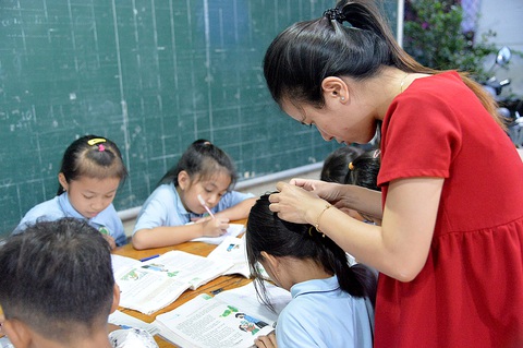 Tranh thủ lúc học trò làm bài tập, cô Hồng Nhung thay mẹ chăm sóc cho các cháu (ảnh chụp năm 2020) Tranh thủ lúc học trò làm bài tập, cô Hồng Nhung thay mẹ chăm sóc cho các cháu (ảnh chụp năm 2020)