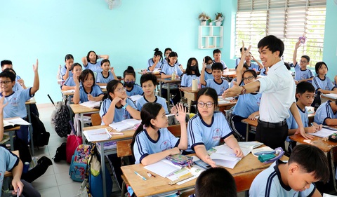 Thầy Nguyễn Đức Cầm trong một tiết học dạy môn toán đầy sôi nổi tại lớp 6/3 trường THCS Bình An Thầy Nguyễn Đức Cầm trong một tiết học dạy môn toán đầy sôi nổi tại lớp 6/3 trường THCS Bình An