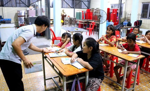 Lớp học đơn sơ tại văn phòng ban điều hành khu phố được các thầy cô, tình nguyện viên chung tay góp sức Lớp học đơn sơ tại văn phòng ban điều hành khu phố được các thầy cô, tình nguyện viên chung tay góp sức