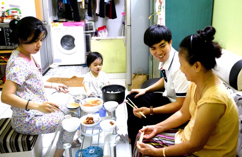 Thuê căn hộ chung cư nhỏ, cả nhà sống cùng ông bà ngoại, kể từ ngày có con nhỏ cô Hồng Nhung tạm dừng dạy lớp học tình thương để lo việc nhà Thuê căn hộ chung cư nhỏ, cả nhà sống cùng ông bà ngoại, kể từ ngày có con nhỏ cô Hồng Nhung tạm dừng dạy lớp học tình thương để lo việc nhà