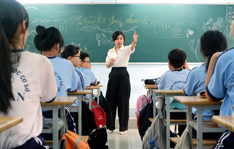 Cô Hồng Nhung và thầy Nguyễn Đức Cầm hiện là giáo viên chính thức của Trường THCS Bình An. Trong ảnh: cô Nhung trong giờ dạy môn khoa học tự nhiên cho các em học sinh lớp 7/1 và thầy Cầm trong một tiết dạy môn toán đầy sôi nổi tại lớp 6/3 Cô Hồng Nhung và thầy Nguyễn Đức Cầm hiện là giáo viên chính thức của Trường THCS Bình An. Trong ảnh: cô Nhung trong giờ dạy môn khoa học tự nhiên cho các em học sinh lớp 7/1