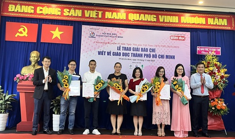 Báo Tuổi Trẻ giành 3 giải Báo chí vì sự nghiệp phát triển giáo dục TP.HCM- Ảnh 1. Nhà báo Hoàng Hương (thứ hai từ phải), một trong ba nhà báo của báo Tuổi Trẻ, nhận giải trong lễ trao giải lần này - Ảnh: MỸ DUNG