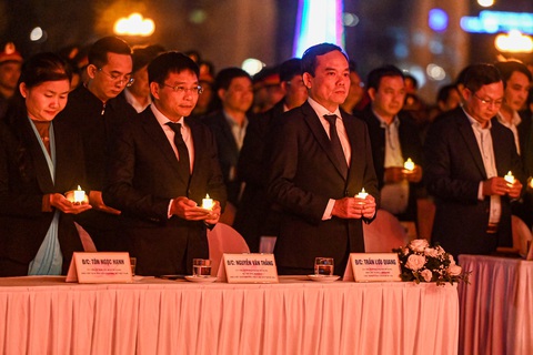Tai nạn giao thông: Nhanh một giây có thể làm chậm nhiều cuộc đời - Ảnh 1. Phó thủ tướng Trần Lưu Quang, chủ tịch Ủy ban An toàn giao thông quốc gia, cùng các đại biểu trong phút tưởng niệm nạn nhân tai nạn giao thông - Ảnh: HỒNG QUANG