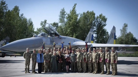 Phi công Ukraine đào thoát đến Nga - Ảnh 1. Tổng thống Ukraine Volodymyr Zelensky thị sát máy bay Su-27 của không quân Ukraine - Ảnh: KHÔNG QUÂN UKRAINE