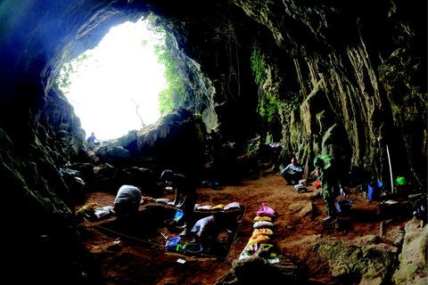 Ảnh nơi phát hiện di cốt người có lịch sử cách ngày nay khoảng 10.000 năm - Ảnh 1. Không gian khai quật khảo cổ học tại hang Đội 4