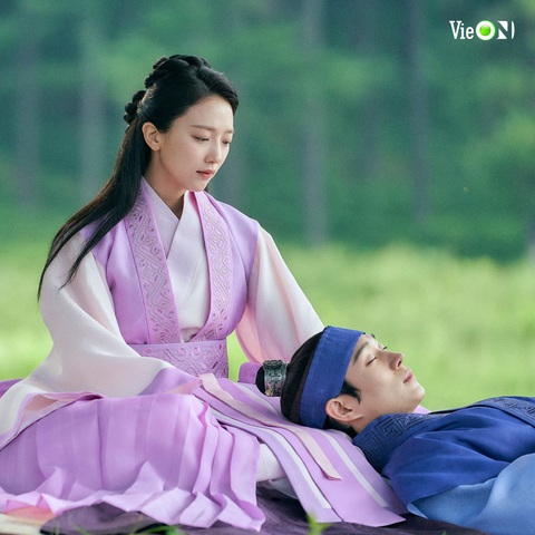 Cuộc chiến phim xuyên không: Lee Se Young cạnh tranh với Pyo Ye Jin - Ảnh 2. Trăng lên ban ngày nhận được nhiều kỳ vọng của khán giả