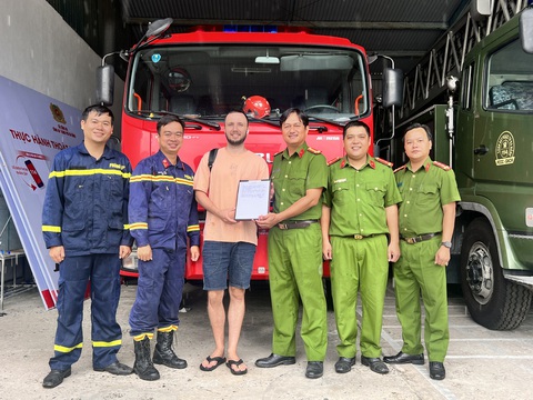 Cảnh sát đu dây vượt thác dữ cứu người: Du khách Nga cảm ơn sự kịp thời, chuyên nghiệp - Ảnh 2. Du khách Nga gặp gỡ và viết thư cảm ơn các cán bộ, chiến sĩ - Ảnh: H.B.