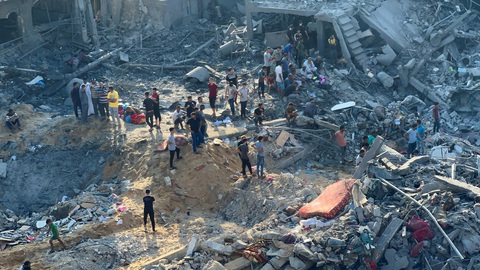 Người Palestine ở trại tị nạn Jabalia tụ tập quanh một hố bom gây ra bởi không kích ngày 31-10 của Israel - Ảnh: REUTERS Người Palestine ở trại tị nạn Jabalia tụ tập quanh một hố bom do không kích ngày 31-10 của Israel - Ảnh: REUTERS