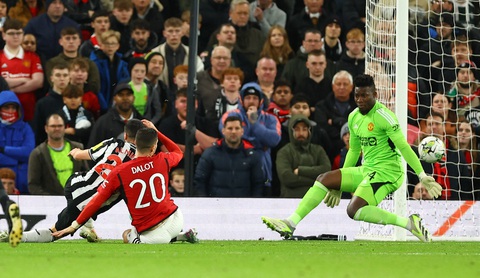 Newcastle nhận chìm Man United vào khủng hoảng - Ảnh 2. Almiron (bìa trái) đánh bại Onana - Ảnh: REUTERS