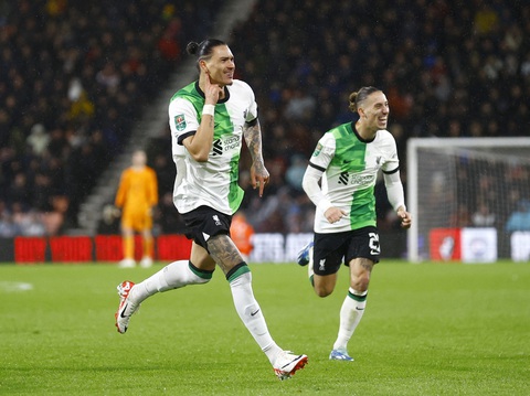 Arsenal chia tay Cúp Liên đoàn, Liverpool và Chelsea đi tiếp - Ảnh 4. Nunez (trái) ăn mừng bàn thắng - Ảnh: REUTERS