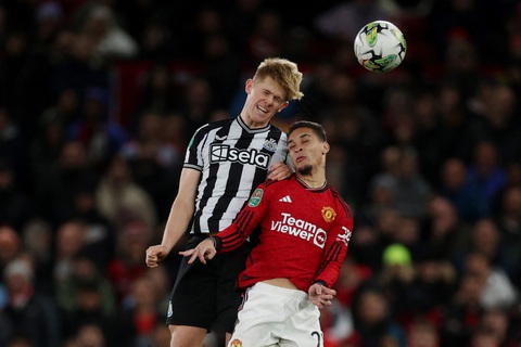 Newcastle nhận chìm Man United vào khủng hoảng - Ảnh 1. Newcastle (trái) đè bẹp Man United ngay tại Old Trafford - Ảnh: REUTERS