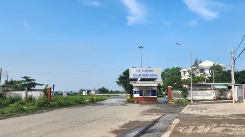 TP.HCM: Cung cấp hồ sơ dự án Khu dân cư đô thị Cảng Phú Định cho Công an TP - Ảnh 1. Cảng Phú Định hiện vẫn có chức năng cảng - Ảnh: NGỌC KHẢI