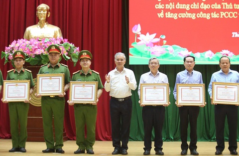 TP.HCM còn 531 chung cư vi phạm về phòng cháy chữa cháy - Ảnh 4. Dịp này TP.HCM cũng tặng bằng khen cho nhiều tổ chức, cá nhân có thành tích tốt trong công tác phòng cháy chữa cháy- Ảnh: MINH HÒA