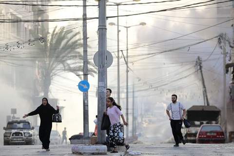 Người dân ở thành phố Gaza chạy trốn khỏi một cuộc không kích ngày 1-11 - Ảnh: AFP Người dân ở thành phố Gaza chạy trốn khỏi không kích và giao tranh giữa Israel và Hamas ngày 1-11 - Ảnh: AFP