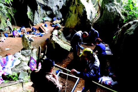 Ảnh nơi phát hiện di cốt người có lịch sử cách ngày nay khoảng 10 ngàn năm - Ảnh 3. Sàng hiện vật đưa lên từ hố khai quật