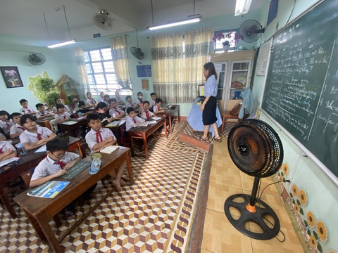 Nhiều trường quay xe vụ Đà Nẵng tính lắp hơn 5 ngàn điều hòa trong lớp học - Ảnh 3. Dù đã qua mùa hè nhưng phòng học tại một trường ở quận Thanh Khê phải bật gần chục cây quạt nhưng vẫn nóng bức - Ảnh: B.D.
