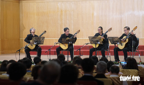 Liên hoan guitar quốc tế Sài Gòn trở lại với dàn khách mời danh tiếng - Ảnh 3. Các nghệ sĩ của Saigon Guitar Quartet trình diễn thăng hoa trên sân khấu đêm khai mạc - Ảnh: H.VY
