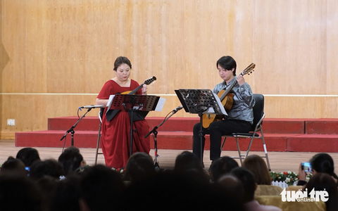 Liên hoan guitar quốc tế Sài Gòn trở lại với dàn khách mời danh tiếng - Ảnh 2. Phần song tấu guitar và mandolin của cặp đôi nghệ sĩ, tri kỷ người Nhật Mai Hayashi và Toru Kobayashi tạo nên bầu không khí du dương, thanh nhã, sâu lắng đậm tinh thần Nhật Bản - Ảnh: H.VY