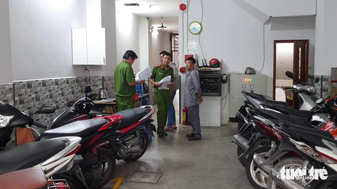 TP.HCM có 531 chung cư còn tồn tại vi phạm về PCCC - Ảnh 3. Công an kiểm tra công tác đảm bảo an toàn phòng cháy chữa cháy tại quận Tân Phú - Ảnh: MINH HÒA
