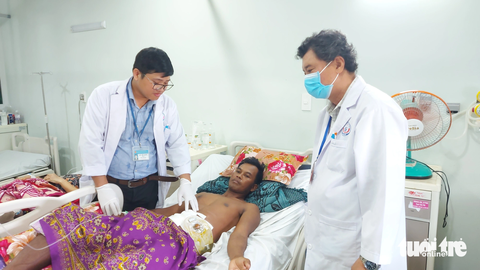 Kiên Giang: Cứu thành công người bị trâu chém thủng bụng - Ảnh 1. Bác sĩ Bệnh viện Đa khoa tỉnh Kiên Giang thăm khám sức khỏe ông Slat - người bị trâu húc thủng bụng - Ảnh: CHÍ CÔNG