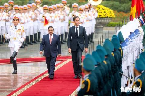 Thủ tướng Phạm Minh Chính đón Thủ tướng Hà Lan Mark Rutte - Ảnh 1. Thủ tướng Phạm Minh Chính và Thủ tướng Hà Lan Mark Rutte duyệt đội danh dự - Ảnh: NGUYỄN KHÁNH