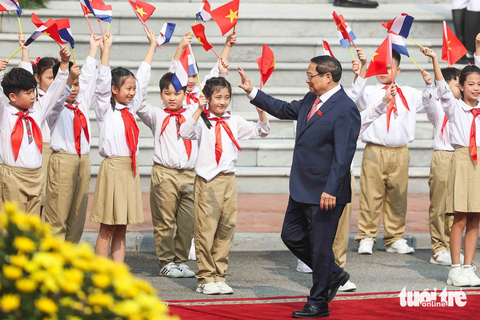 Thủ tướng Phạm Minh Chính đón Thủ tướng Hà Lan Mark Rutte - Ảnh 2. Thủ tướng Phạm Minh Chính vẫy tay chào các em thiếu nhi Hà Nội khi đón Thủ tướng Hà Lan Mark Rutte - Ảnh: NGUYỄN KHÁNH
