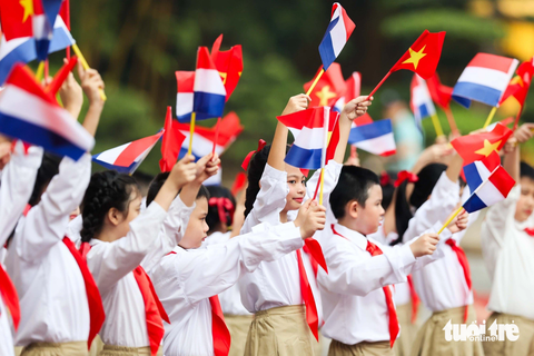 Thủ tướng Phạm Minh Chính đón Thủ tướng Hà Lan Mark Rutte - Ảnh 4. Các em thiếu nhi thủ đô vẫy quốc kỳ chào mừng Thủ tướng Phạm Minh Chính và Thủ tướng Hà Lan Mark Rutte - Ảnh: NGUYỄN KHÁNH